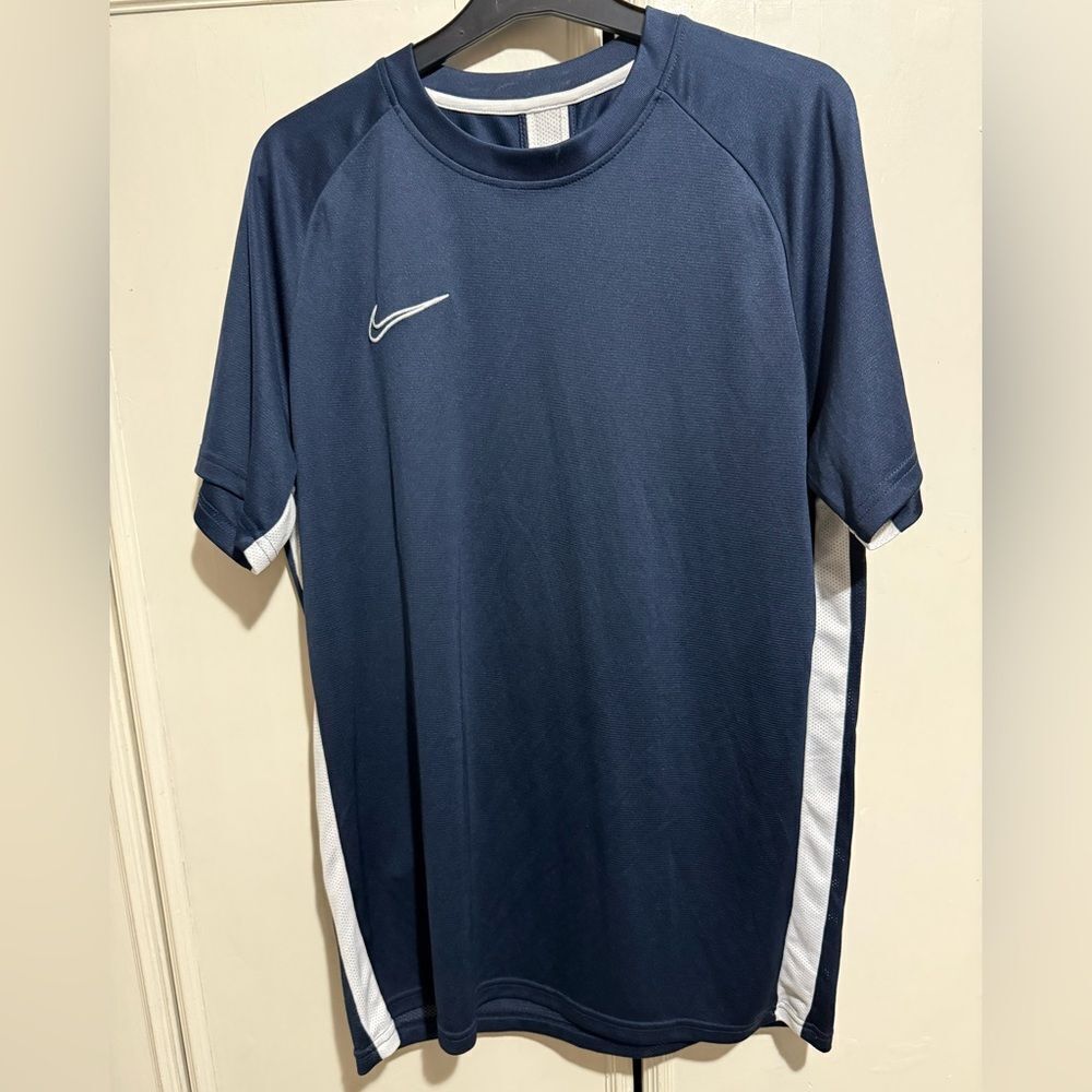 Nike Men's Navy and White Short Sleeve Tee